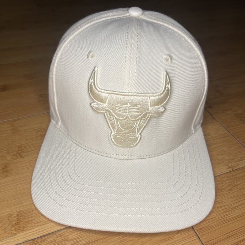 Pro Standard Chicago Bulls All White Cream Chrome Logo Mens Snapback Hat RARE