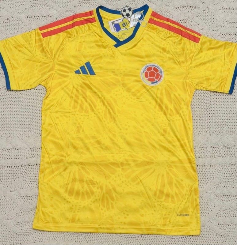 CAMISETA De La SELECCION COLOMBIA + Llavero de Diaz o James