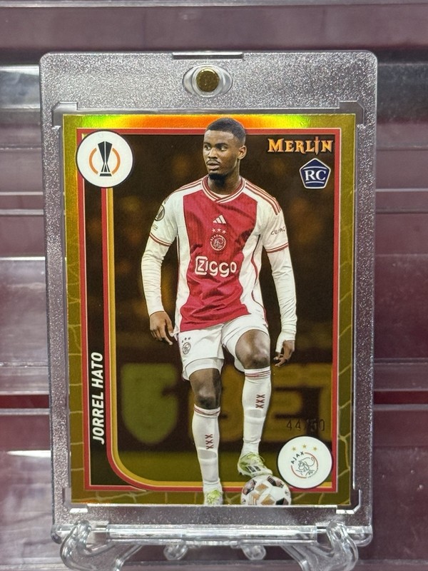 Jorrel Hato RC – 2024/25 Chrome – NETHERLANDS / CHELSEA – True Gold Rookie /50