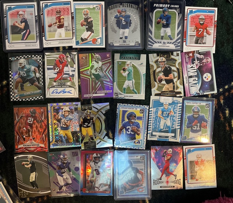 HUGE NFL LOT OF 132 CARDS WITH HUGE ROOKIE NAMES MAYE, DANIELS, DART