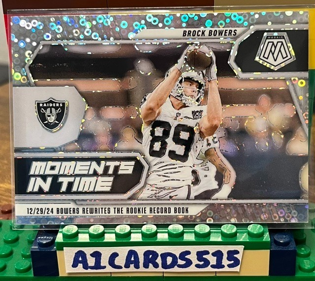 Brock Bowers – 2025 Mosaic Moments In Time No Huddle Prizm – Las Vegas Raiders